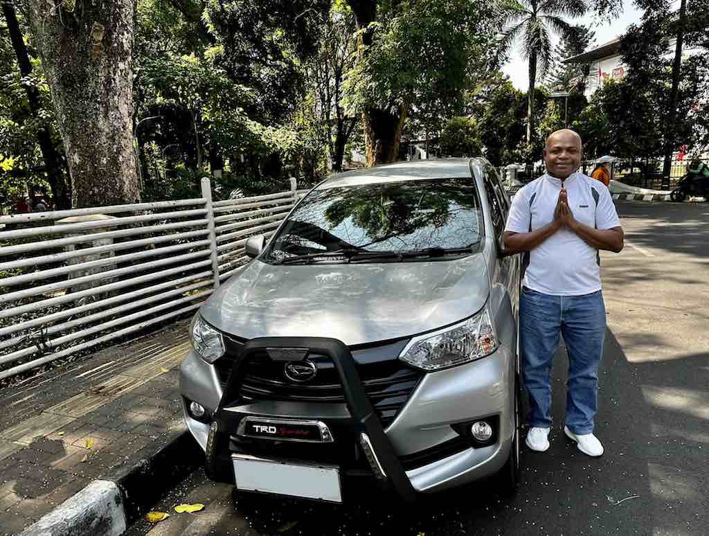 get around bali indonesia car with driver