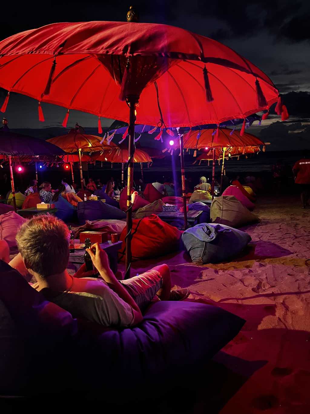 La Plancha después del atardecer en la playa de Seminyak