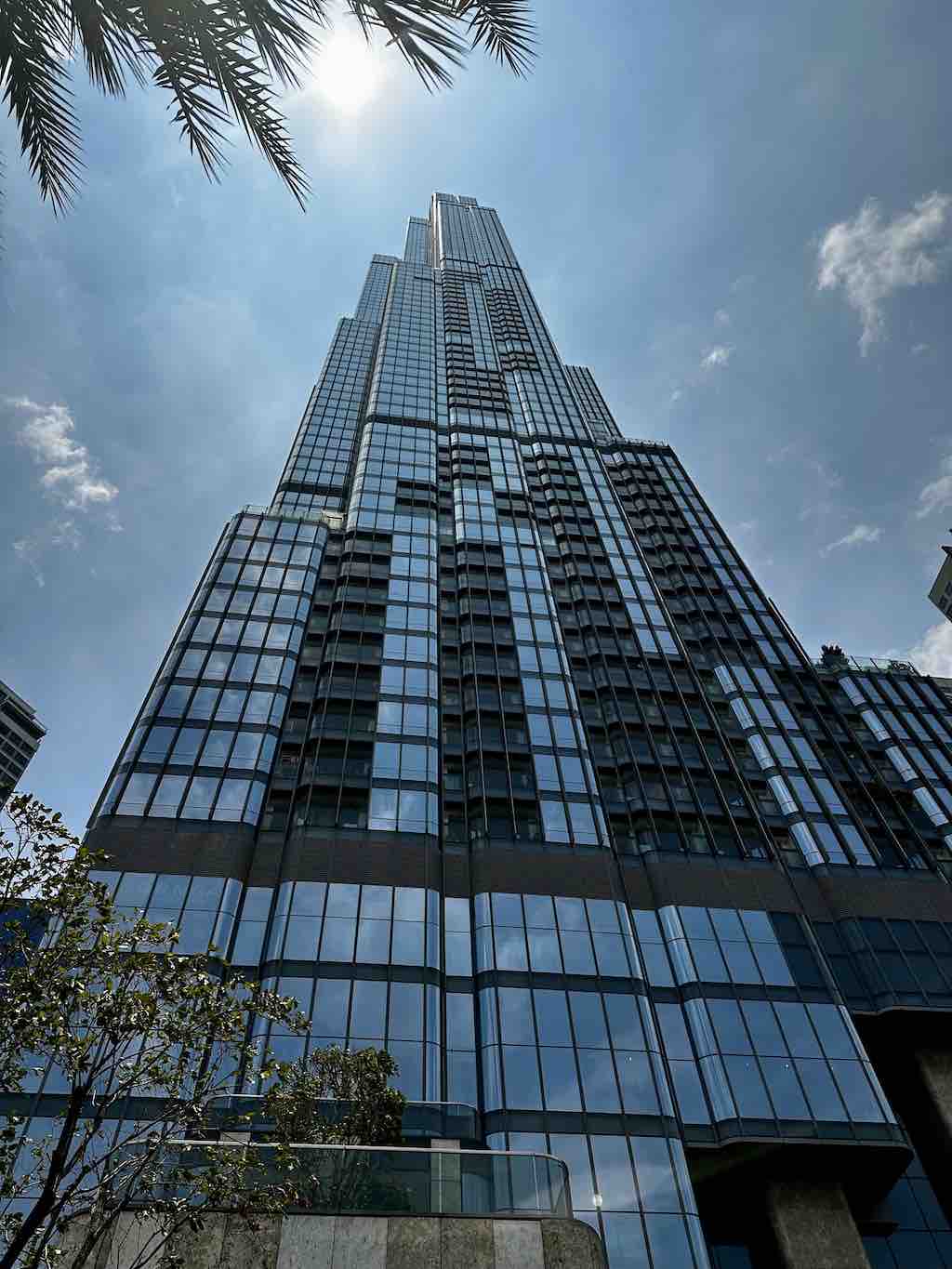De toren Landmark 81 van onderaf gezien, Ho Chi Minhstad