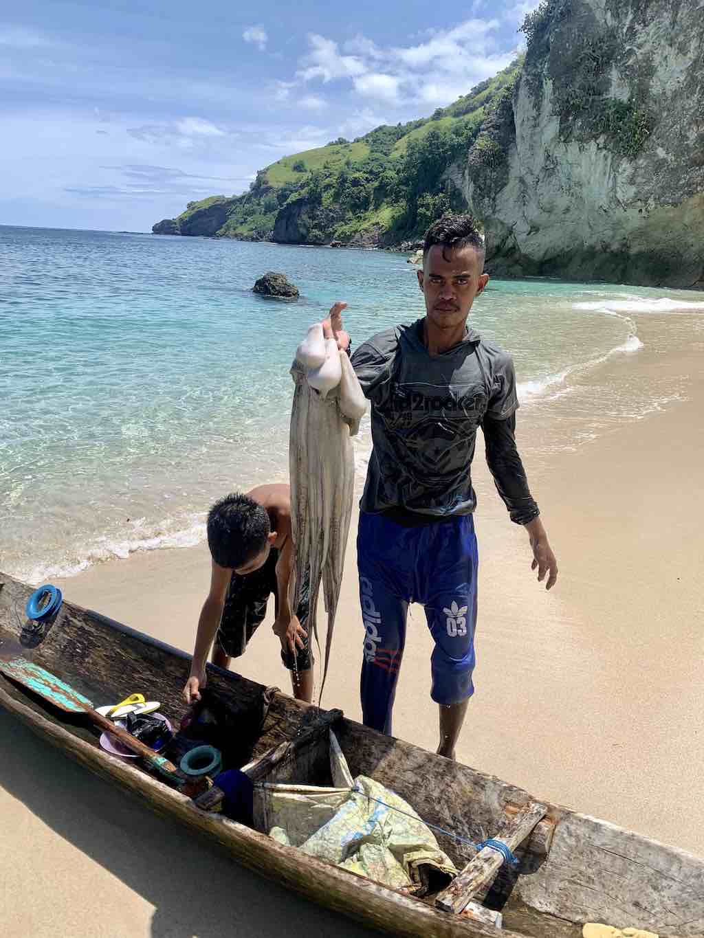 Pescador se equilibrando em sua canoa de balanceiro em Koka Beach, Flores