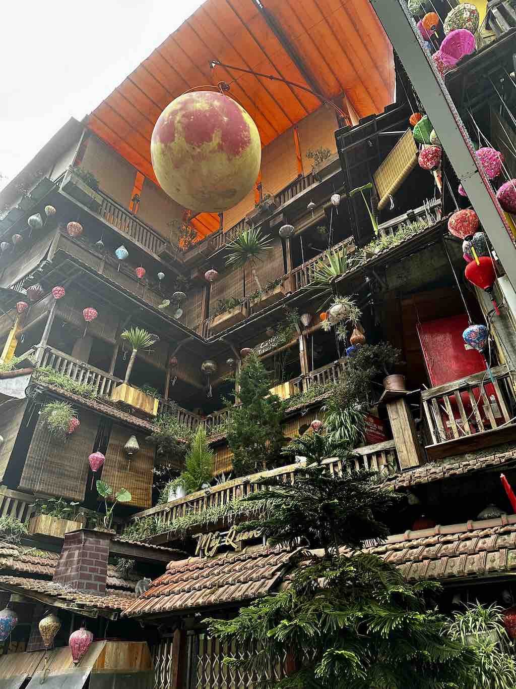 Houten gebouw vol lampionnen in Sapa, Vietnam
