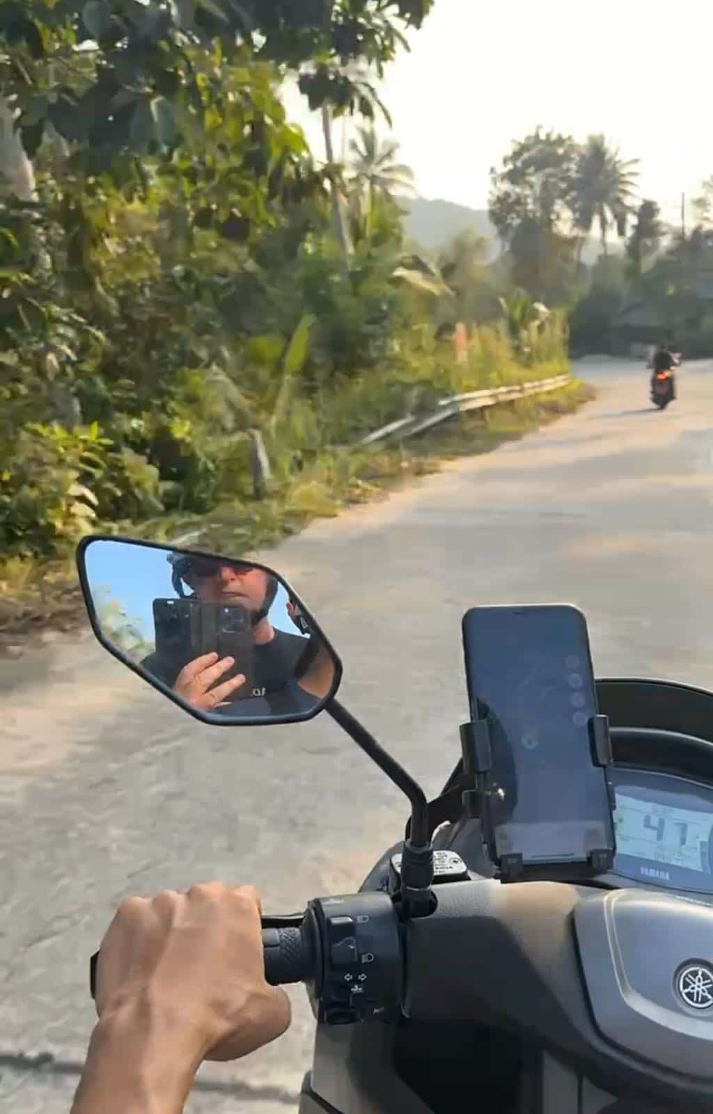 Andando de scooter em uma estrada tranquila de Koh Phangan