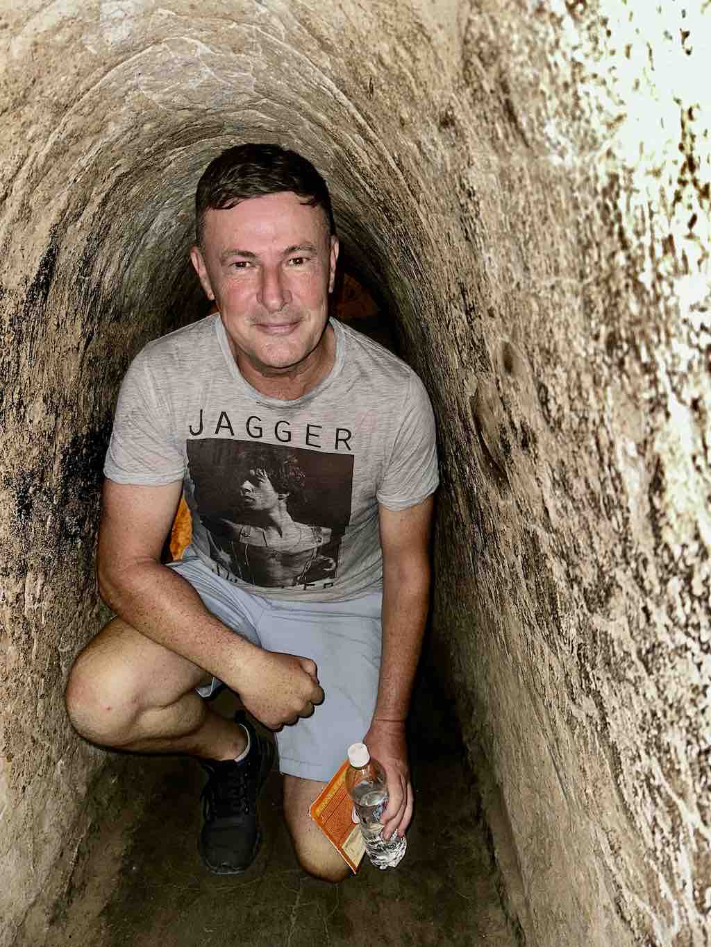 Gehurkt in een smalle tunnel van Cu Chi bij Ho Chi Minhstad