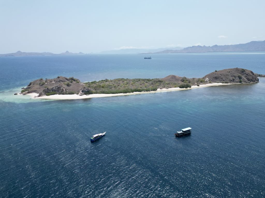 mawan komodo diving site