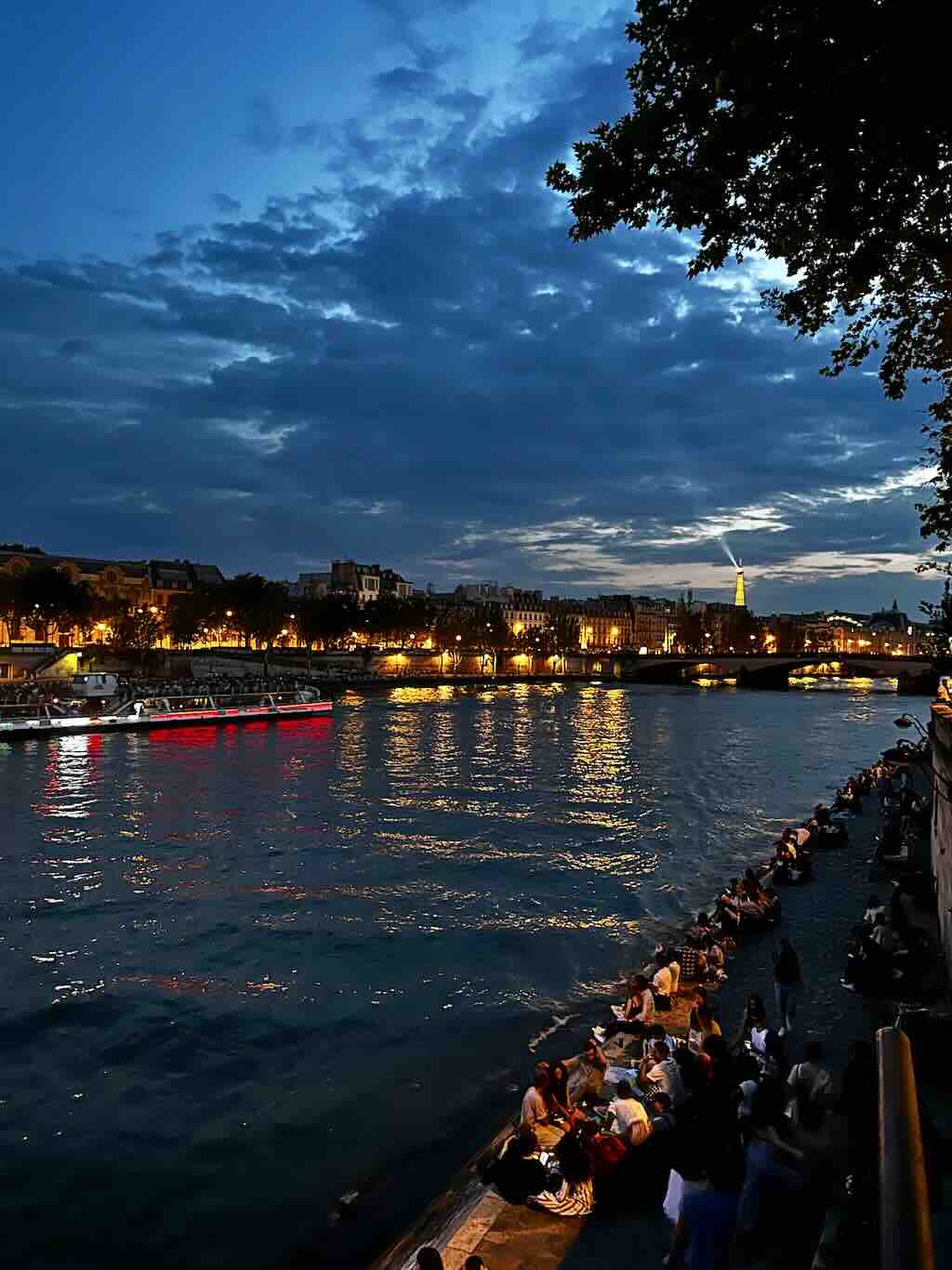 Menschen picknicken an den Ufern der Seine in Paris