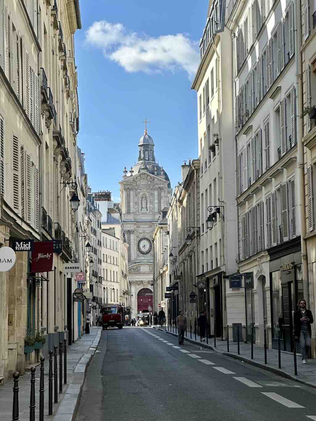 Saint-Paul-Kirche, gesehen von der Rue de Sévigné in Le Marais, Paris