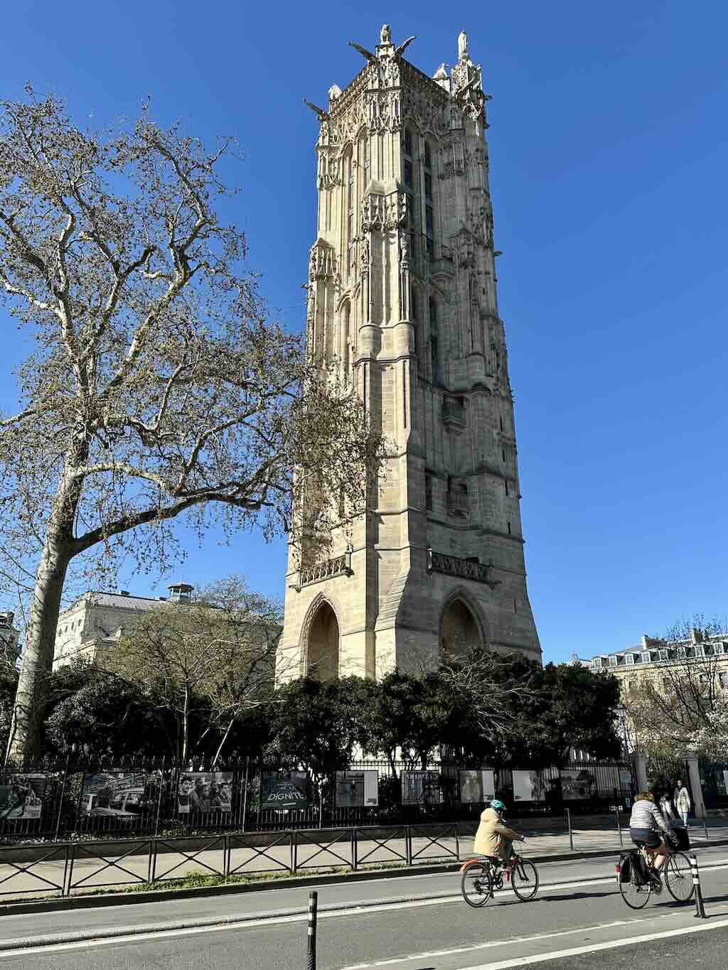 Tour Saint-Jacques im Zentrum von Paris vom Platz unten aus gesehen