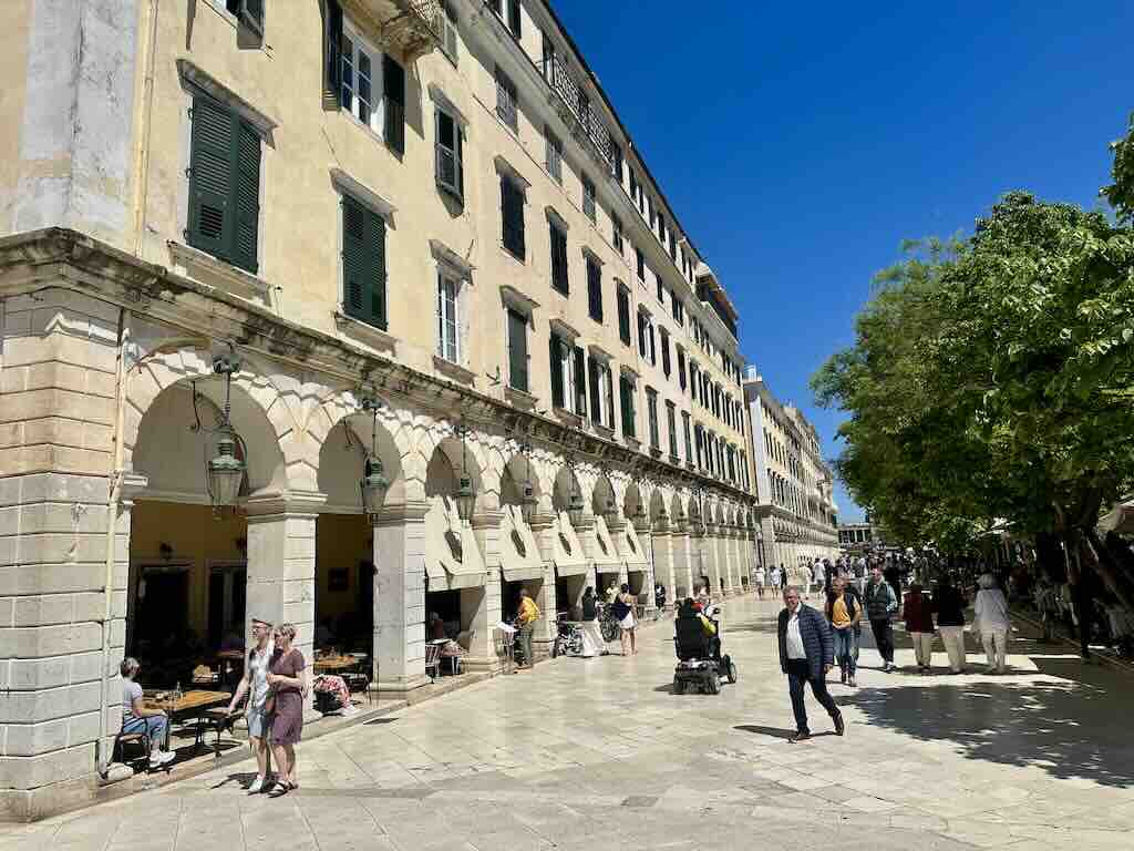 Passeggiata del Liston a Corfu Town con portici e caffè