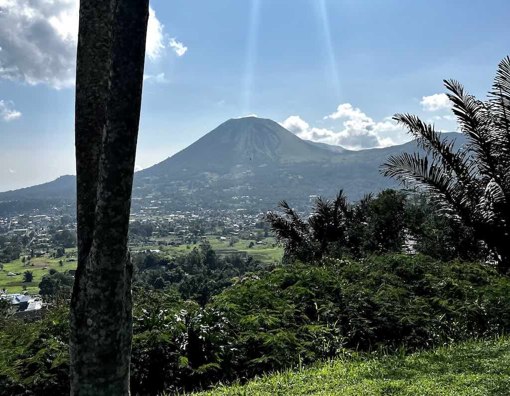Paesaggi del Sulawesi tra montagne, risaie terrazzate e vegetazione tropicale in Indonesia