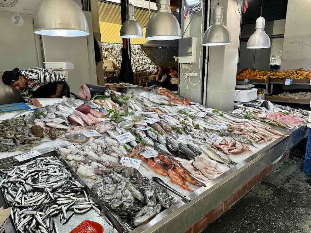 Pesce fresco e frutti di mare al mercato locale di Corfù