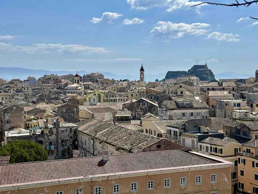 Tetti di Corfu Town che rivelano l’architettura veneziana del centro storico