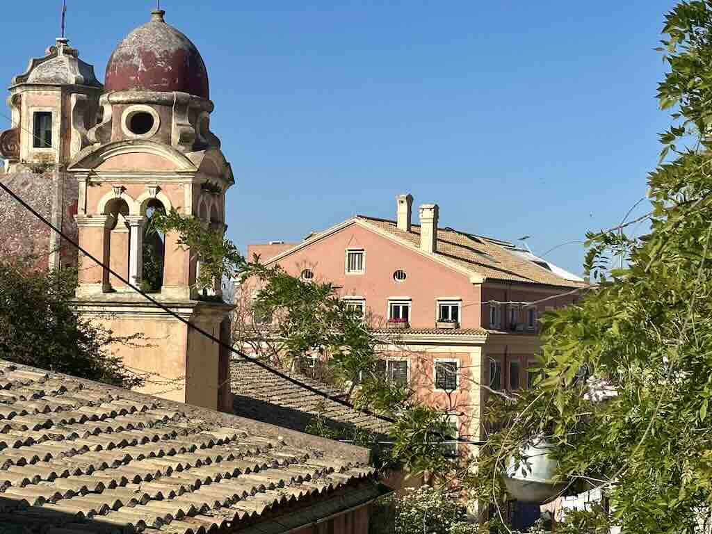 Edifici in stile veneziano e cupola di una chiesa a Corfu Town