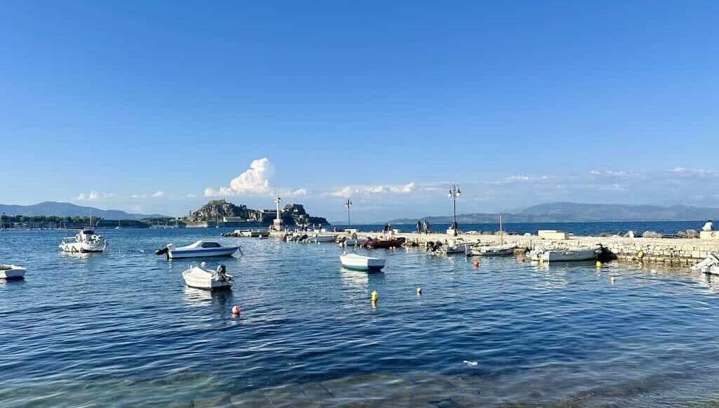 Pontile vicino al Nautilus a Corfu Town dove fare il bagno con la Fortezza Vecchia sullo sfondo