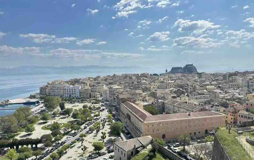 Vista panoramica di Corfu Town e del porto dalla Fortezza Nuova sul Mar Ionio