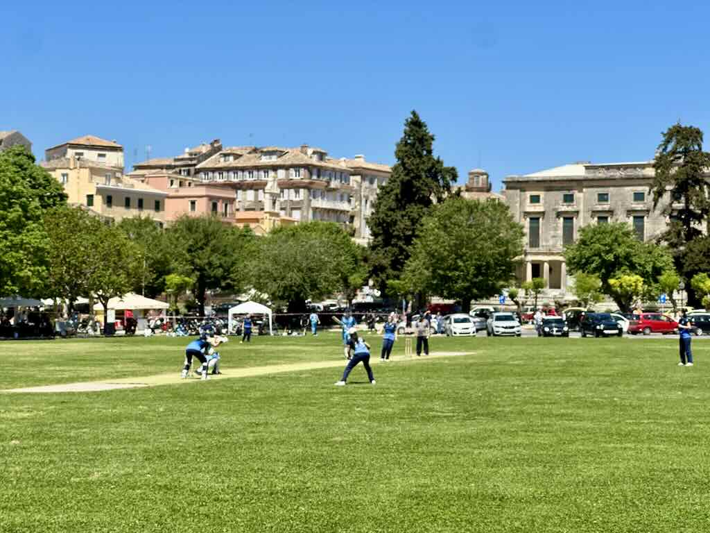 match de cricket sur la Spianada à Corfou ville