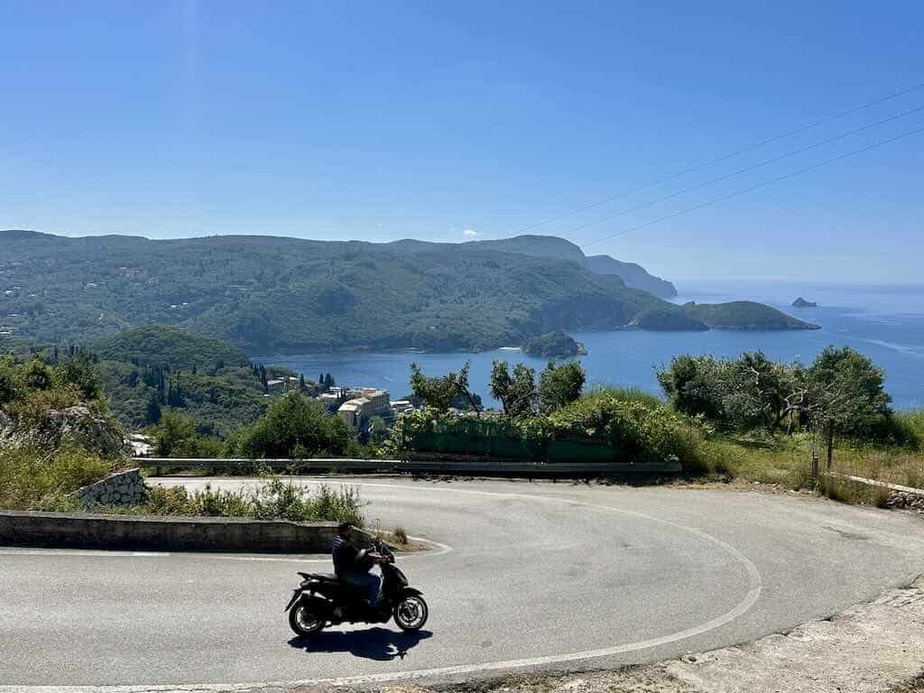 Route de montagne Corfou scooter vue mer Ionienne virage paysage