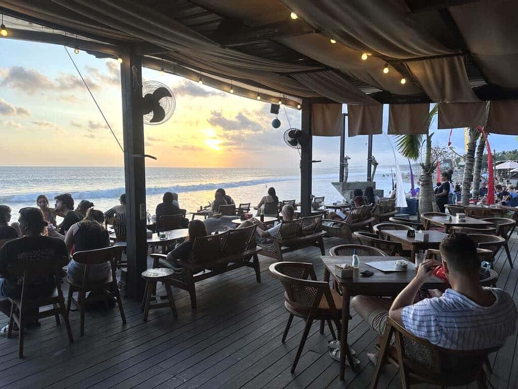 El 707 Beach Berm reconstruido en la playa de Batu Belig en Seminyak al atardecer