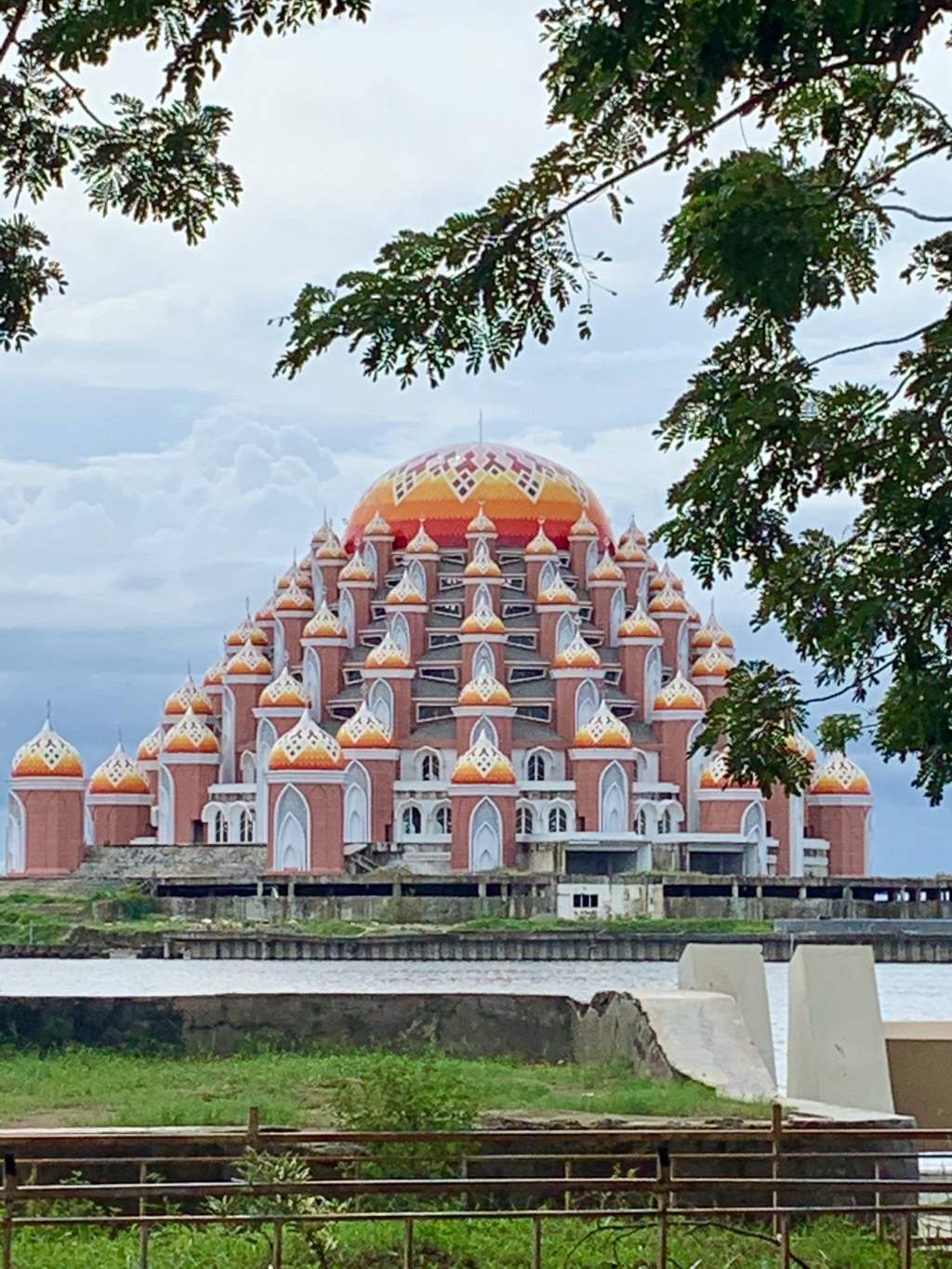 La moschea galleggiante Amirul Mukminin sul lungomare di Losari a Makassar, Sulawesi
