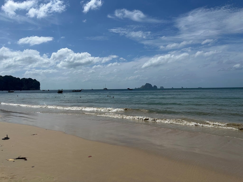 Ao Nang Beach und die vorgelagerten Kalksteininseln an einem klaren Tag