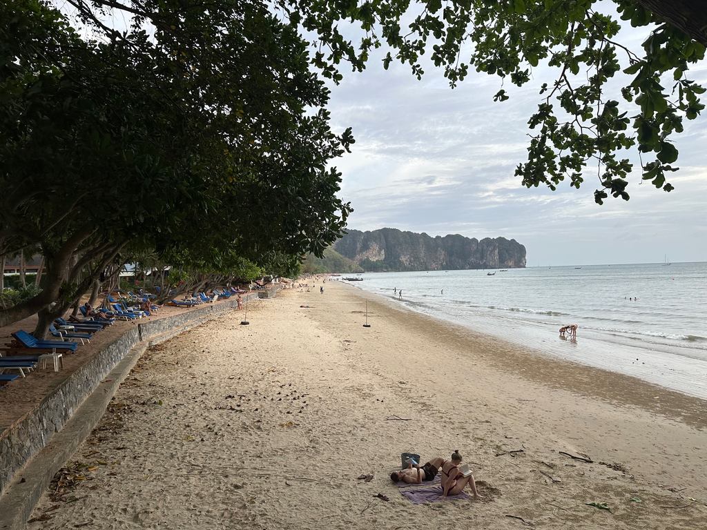 Liegen im Schatten der Bäume am nördlichen Ende von Ao Nang Beach Richtung Nopparat Thara