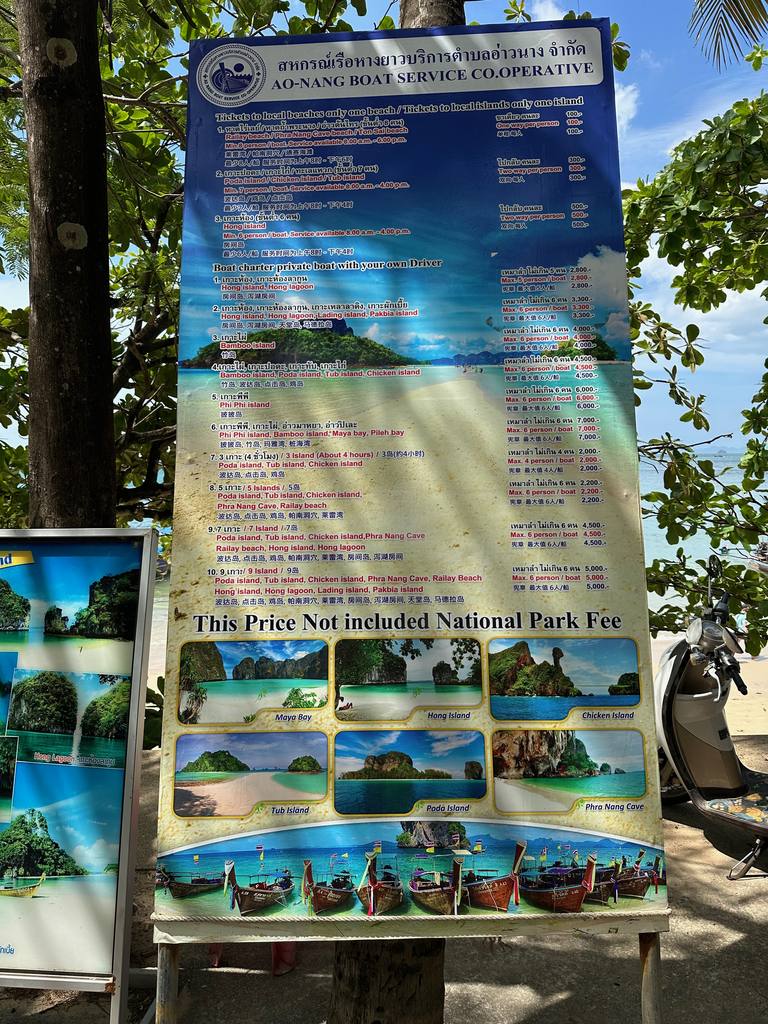 O quadro de preços da cooperativa de barqueiros de Ao Nang na praia com as tarifas oficiais dos longtails