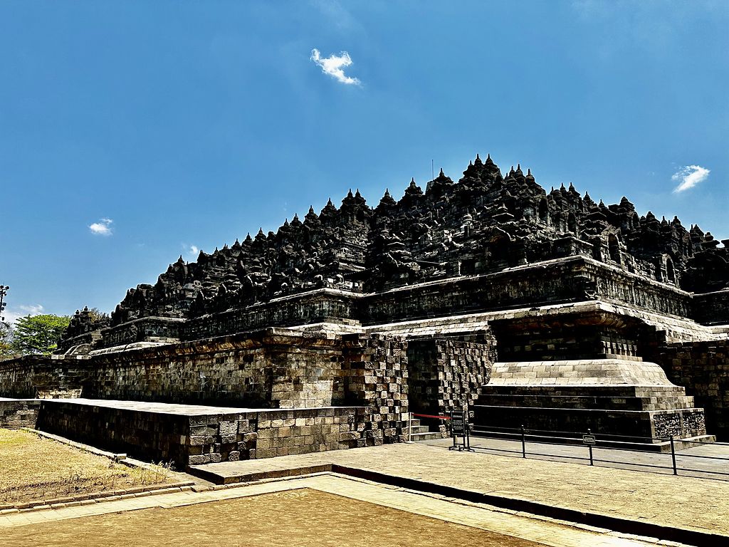 La piramide a gradoni del tempio di Borobudur sotto un cielo azzurro, Giava centrale, Indonesia