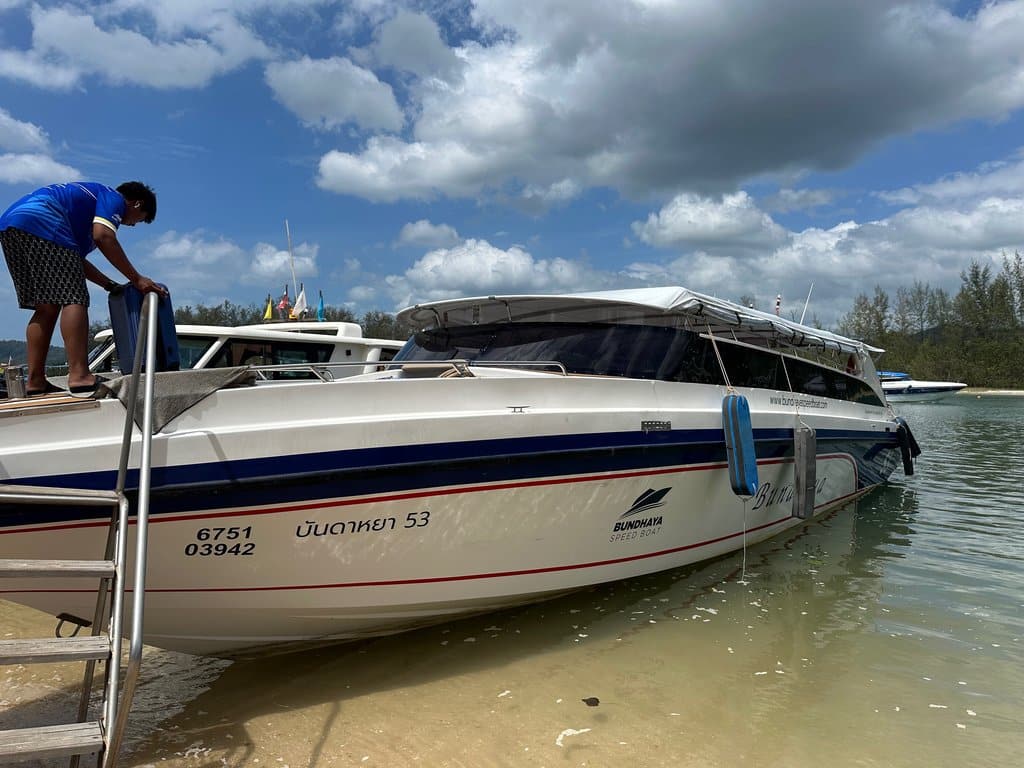 Lancha encalhada na areia para embarque em Nopparat Thara, Krabi