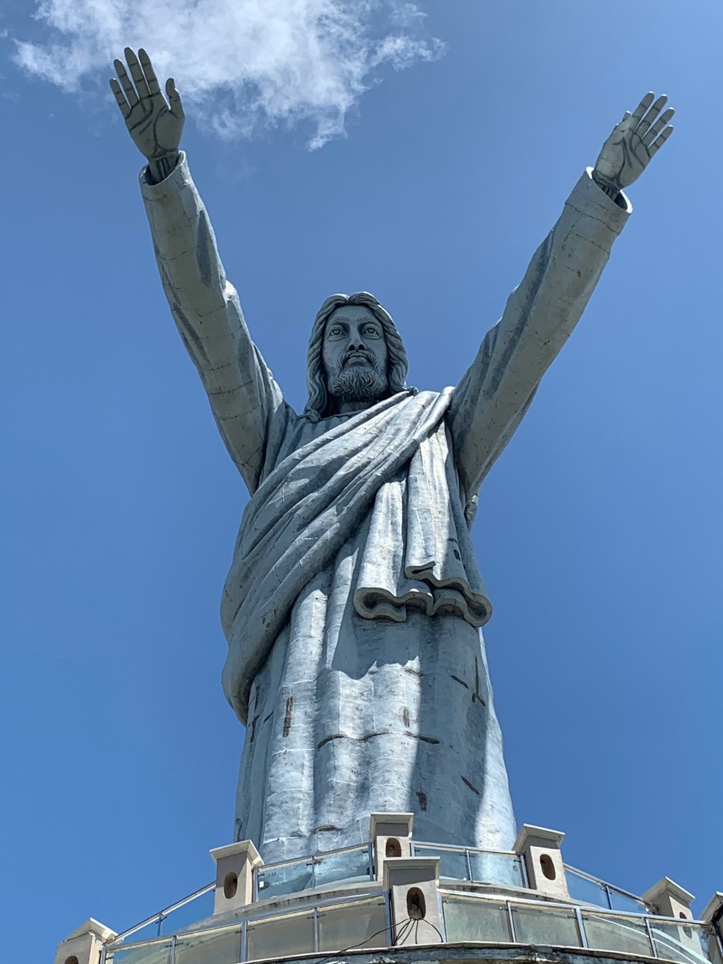 La statua di Cristo di Buntu Burake sopra Makale, Tana Toraja, Sulawesi