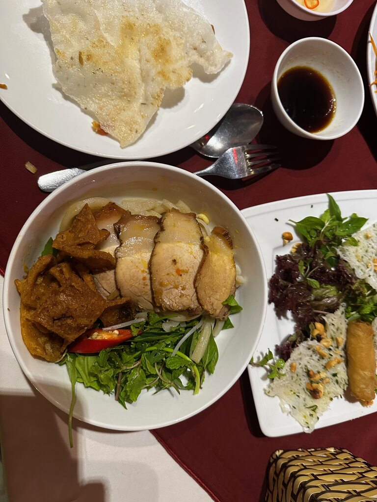 Een kom cao lau in Hoi An: dikke noedels, plakjes char siu-varkensvlees, gefrituurde croutons en verse kruiden