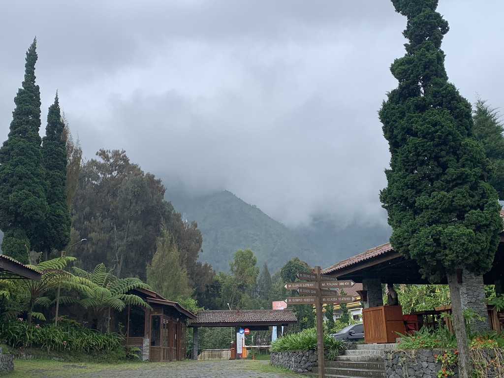Ingang en tuinen van het Jiwa Jawa Resort Bromo in Sukapura in de mist, Oost-Java, Indonesië
