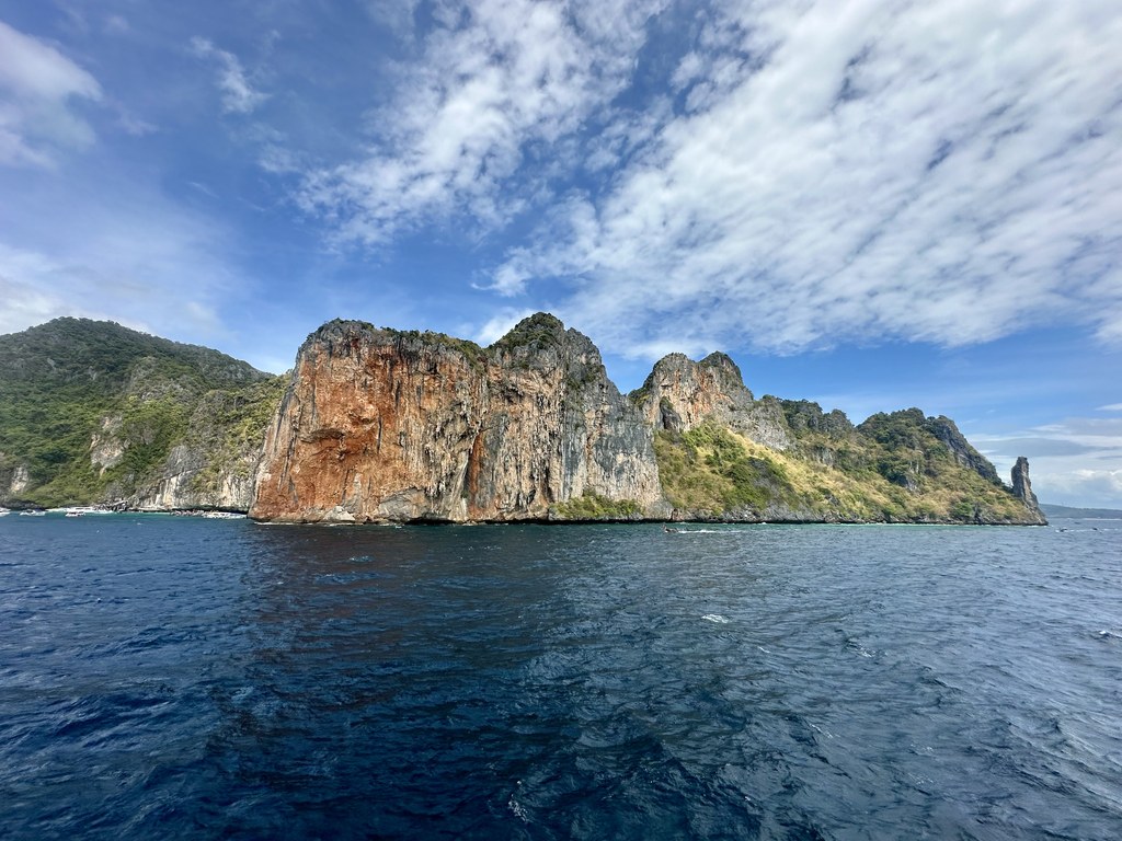 Kalksteinfelsen von Koh Phi Phi Leh, die aus der Andamanensee aufragen
