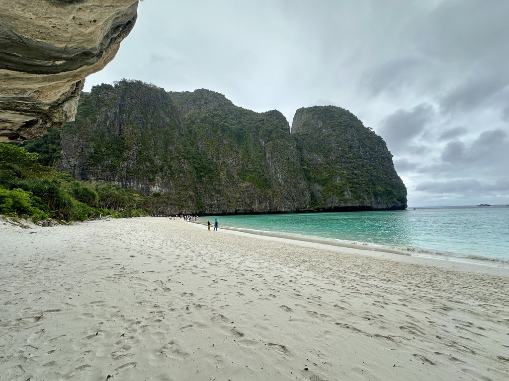 A praia de Maya Bay em Koh Phi Phi Leh cercada por falésias calcárias