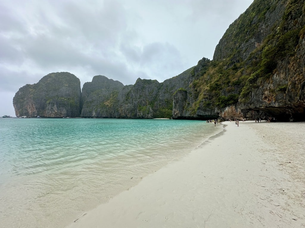 Der Bogen aus weißem Sand in Maya Bay auf Koh Phi Phi Leh