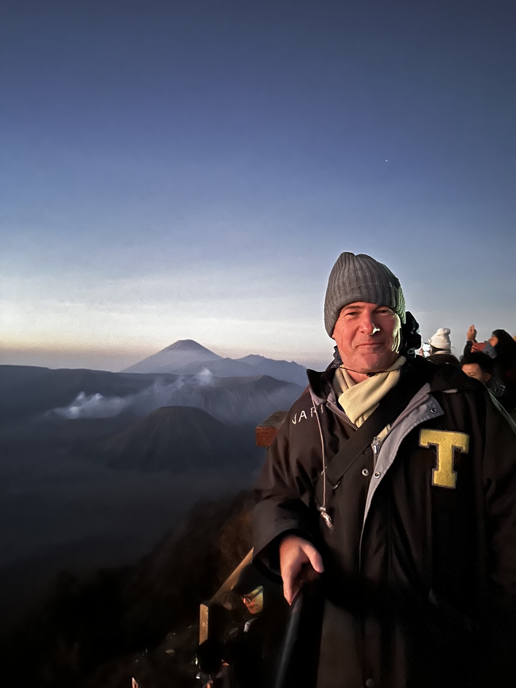 Blaise Jaeger in een gehuurde parka bij een uitzichtpunt voor de zonsopgang op Mount Bromo, met Bromo, Batok en Semeru daarachter