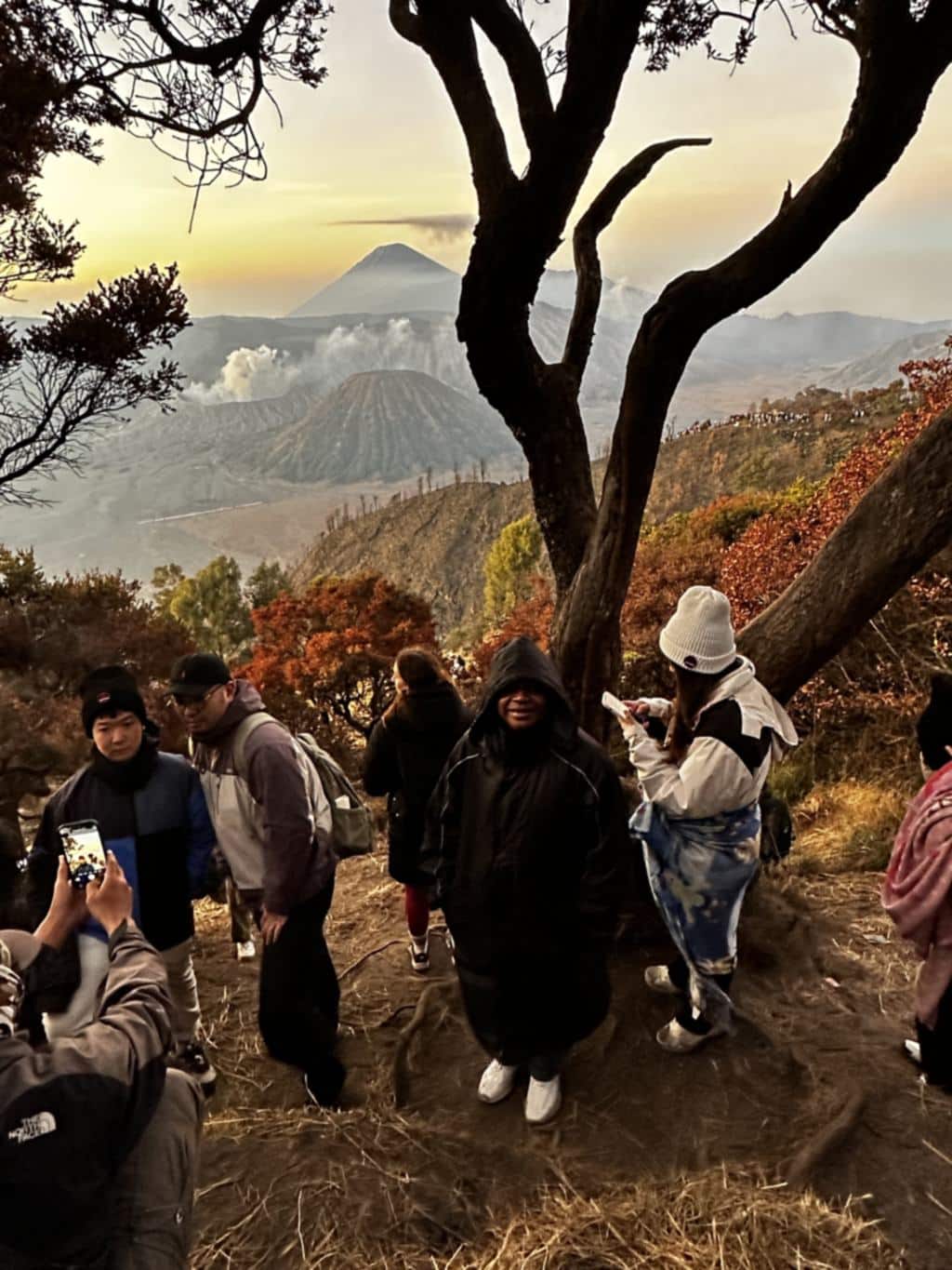 Menigte bezoekers die de zonsopgang fotograferen vanaf een uitzichtpunt bij Mount Bromo, Oost-Java, Indonesië