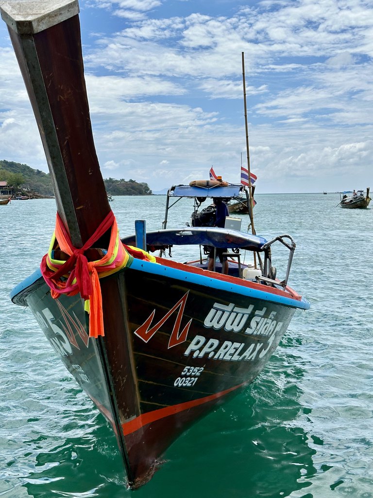 Bug des Longtail-Shuttleboots des Phi Phi Relax Resort