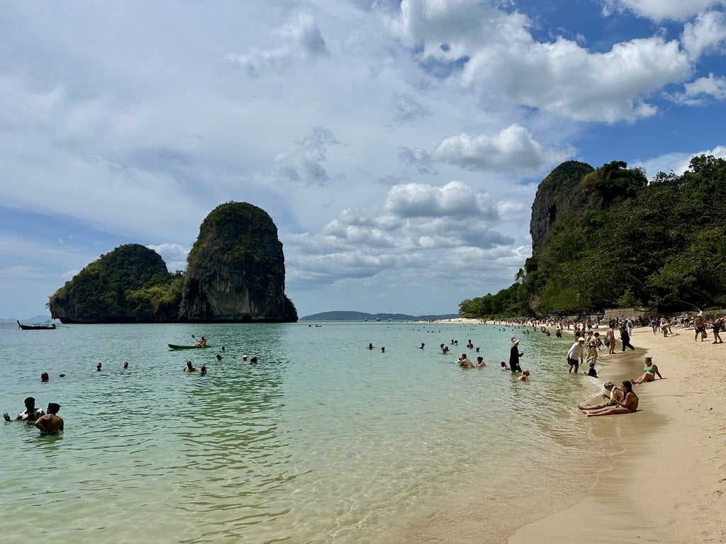 A praia de Phra Nang em Railay, Krabi, Tailândia