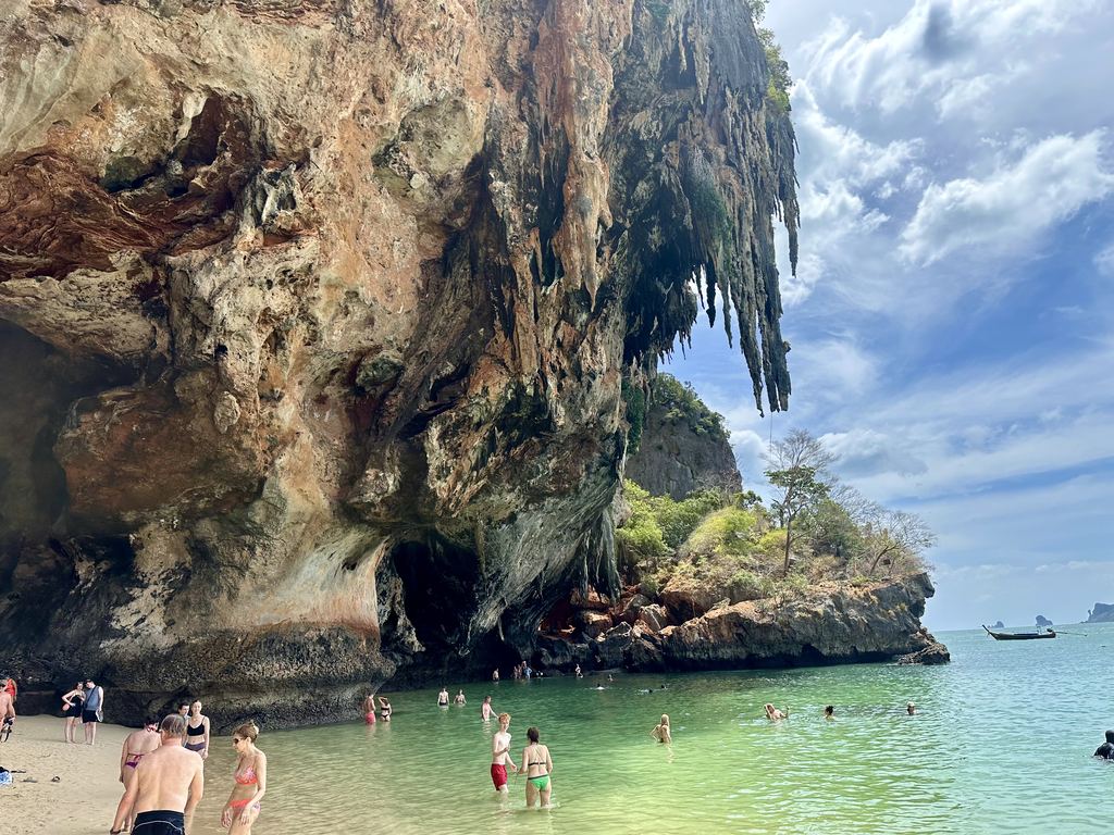 Enorme falésia calcária em balanço com estalactites sobre a Phra Nang Beach, Railay