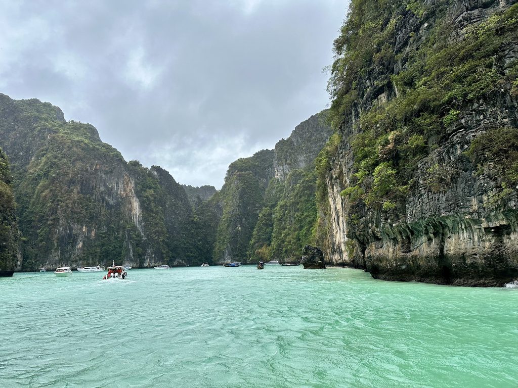 Pileh Lagoon em Koh Phi Phi Leh, água esmeralda cercada por falésias calcárias