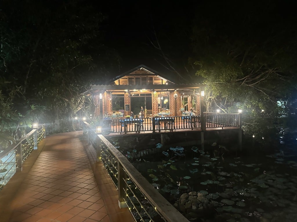 Das Restaurant Rabiangsuan nachts beleuchtet über seinem Lotusteich in Ao Nang