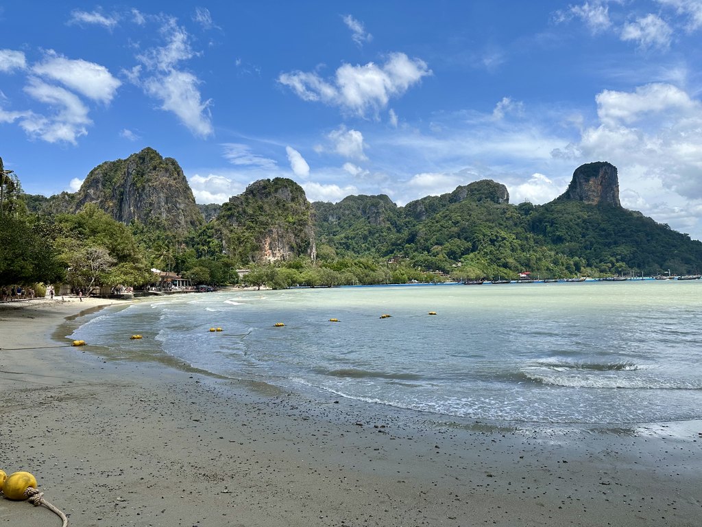 Die weite Gezeitenfläche von Railay East bei Ebbe, Krabi