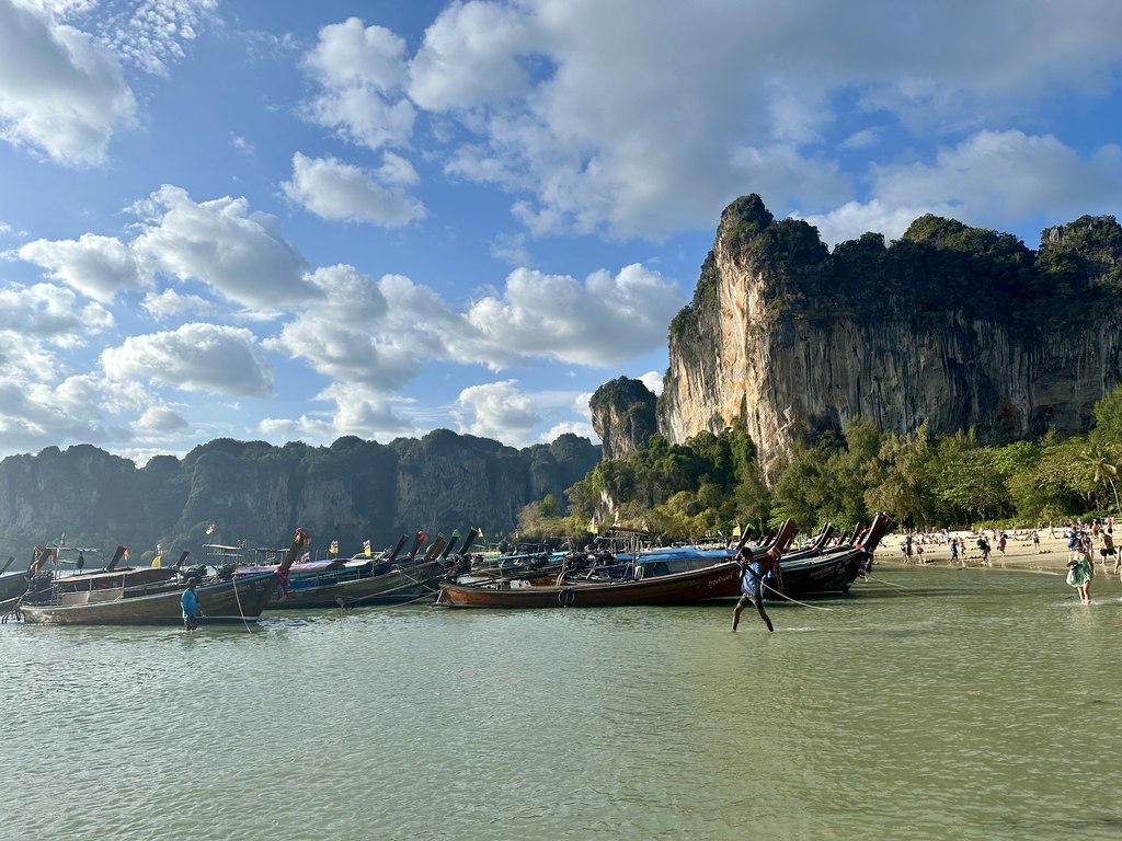 Railay West Beach am späten Nachmittag mit Longtailbooten und ruhigem Sand