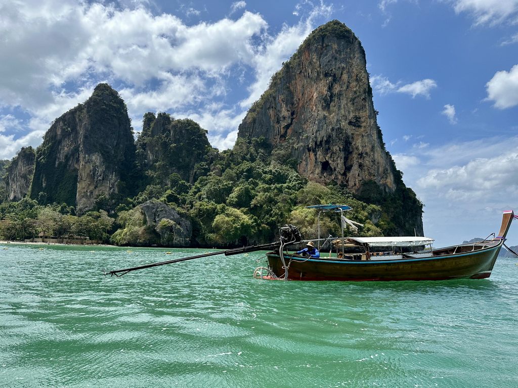 Longtailboot unter den Kalksteinfelsen am Railay West Beach, Krabi