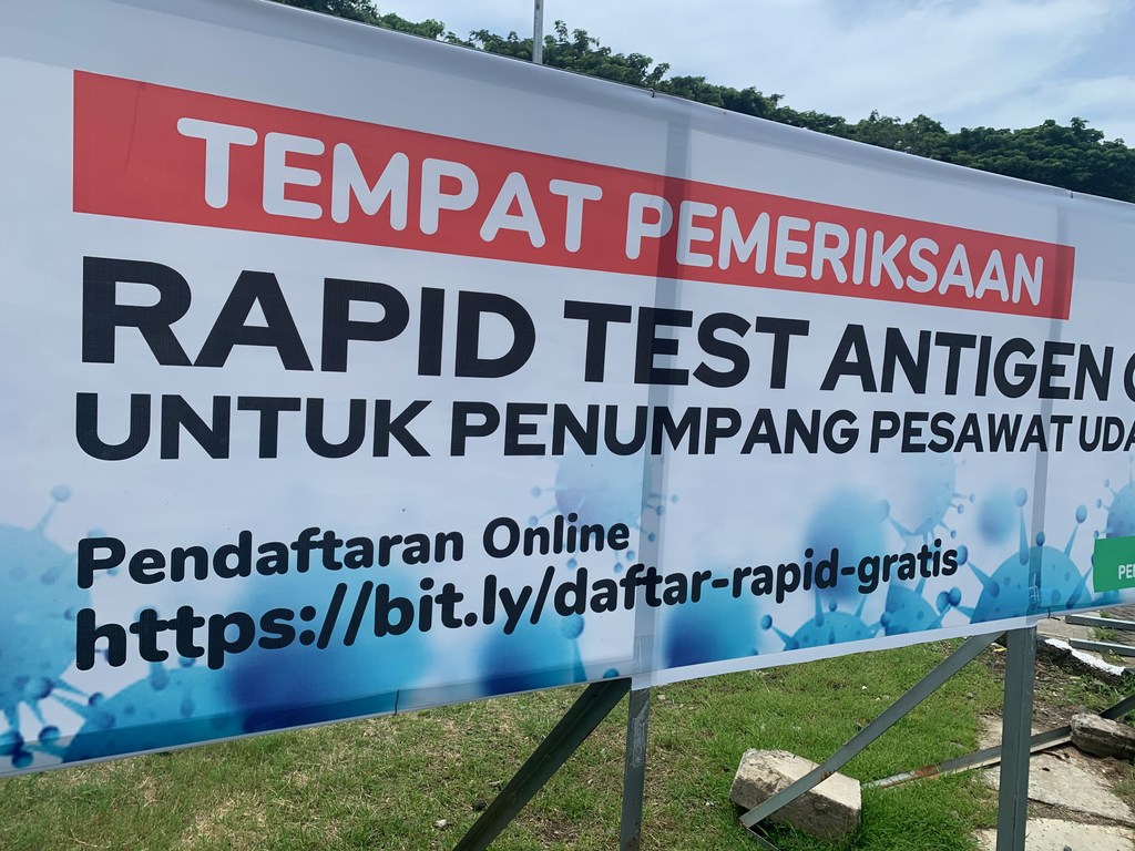 Striscione che pubblicizza i test antigenici rapidi per i passeggeri aerei, Sulawesi del Sud, dicembre 2020