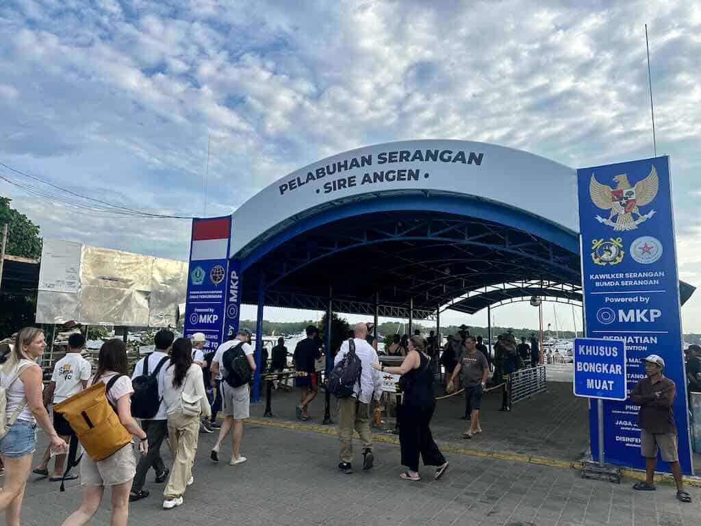 南バリのスランガン港、Pelabuhan Seranganのゲートをくぐる乗客たち