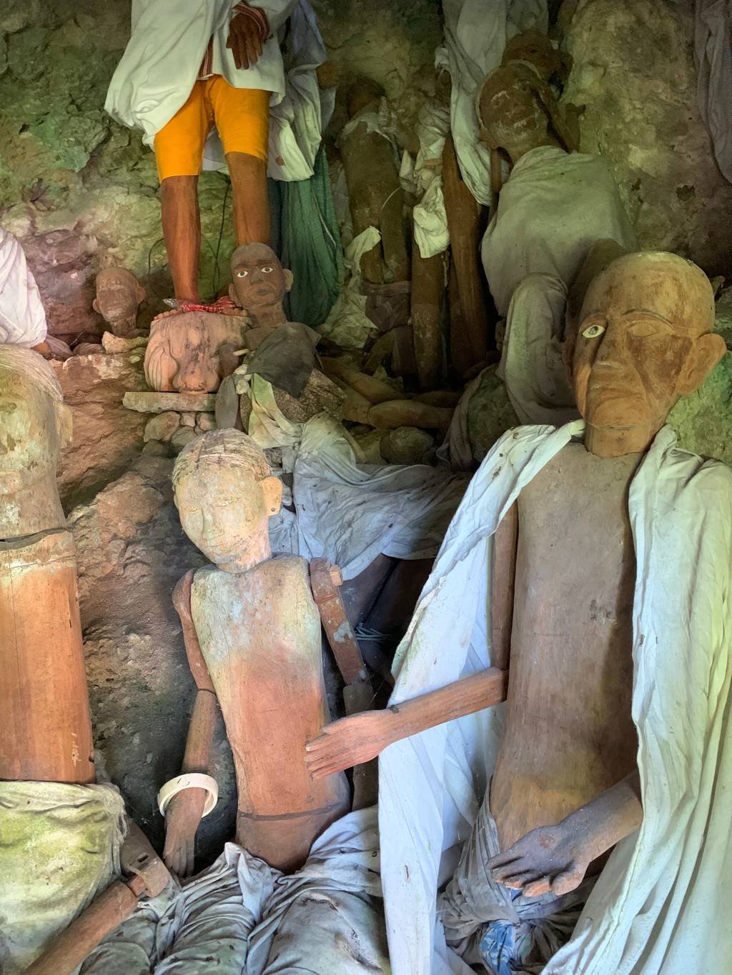 Effigi tau-tau addossate le une alle altre dentro una grotta funeraria, Tana Toraja, Sulawesi