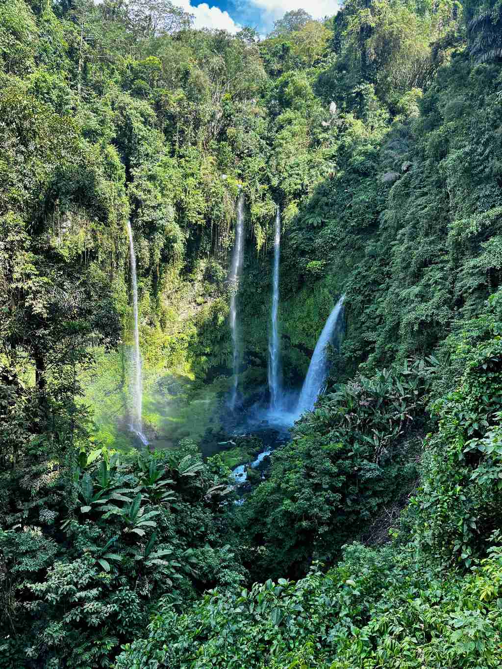 I tre getti paralleli della cascata di Tekaan Telu nella giungla, Sulawesi del Nord