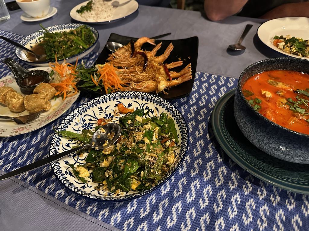 Thailändische Gerichte auf einem blau gemusterten Tuch im Restaurant Rabiangsuan, Ao Nang