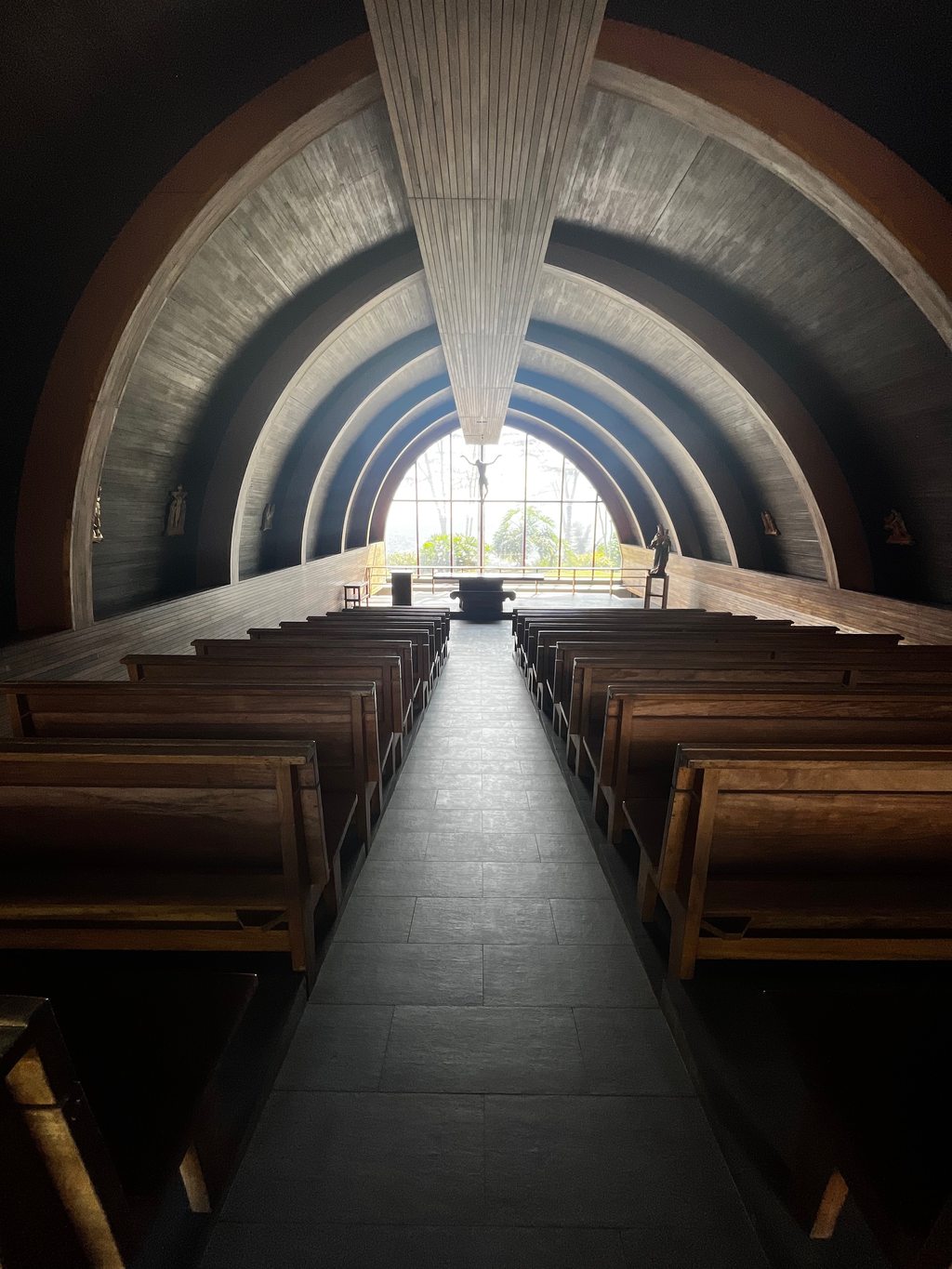 La navata interna di una chiesa moderna a Tomohon, Sulawesi del Nord