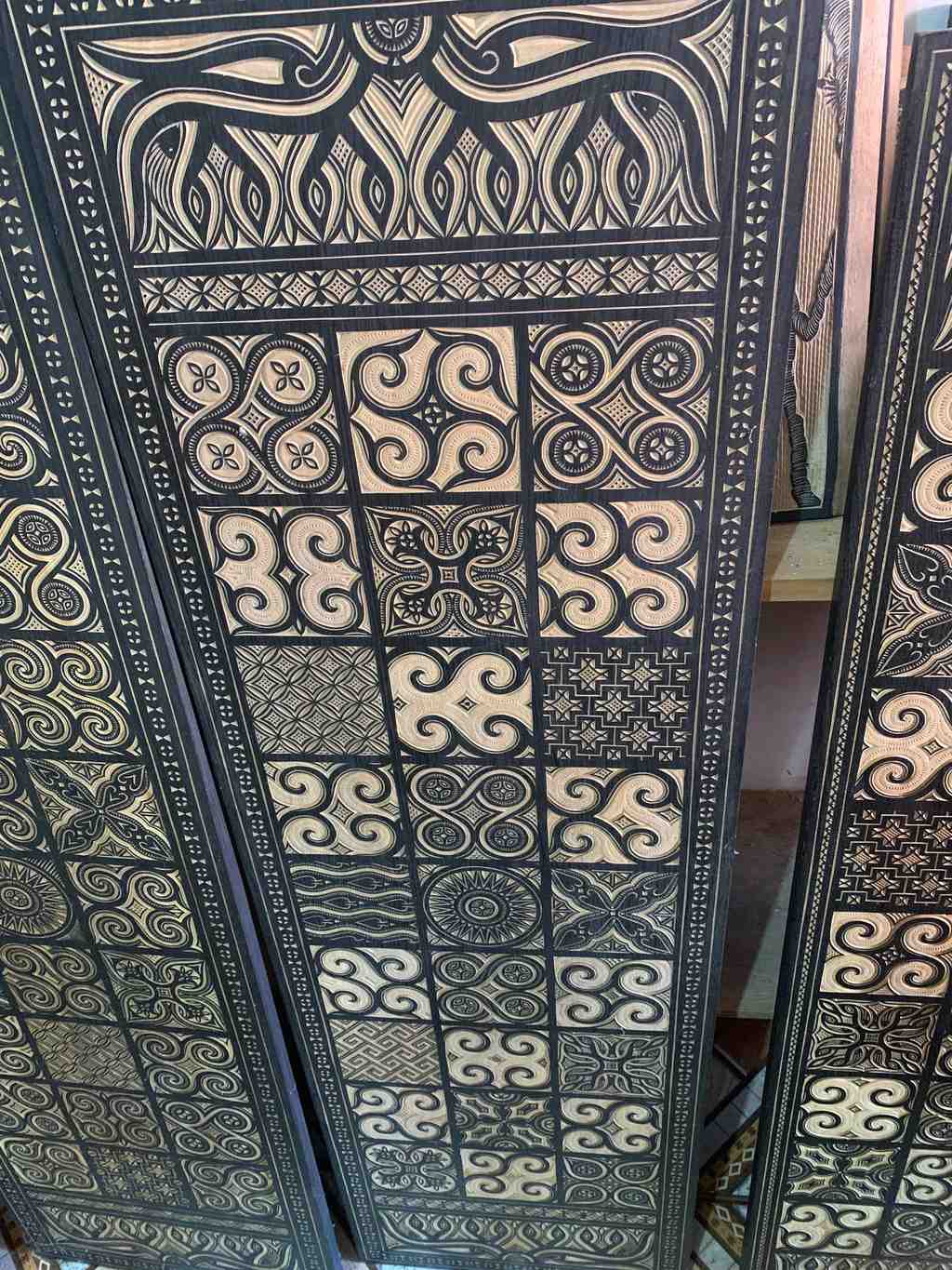Dettaglio della facciata intagliata e dipinta di un tongkonan, Tana Toraja, Sulawesi